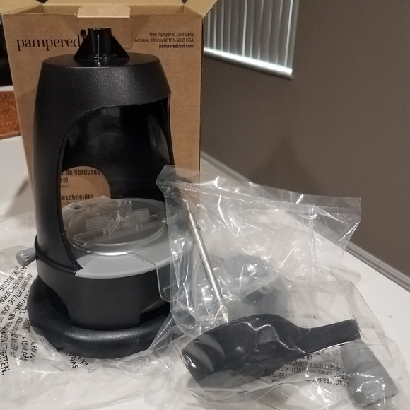 Pampered Chef Veggie Spiralizer - Picture 6 of 12